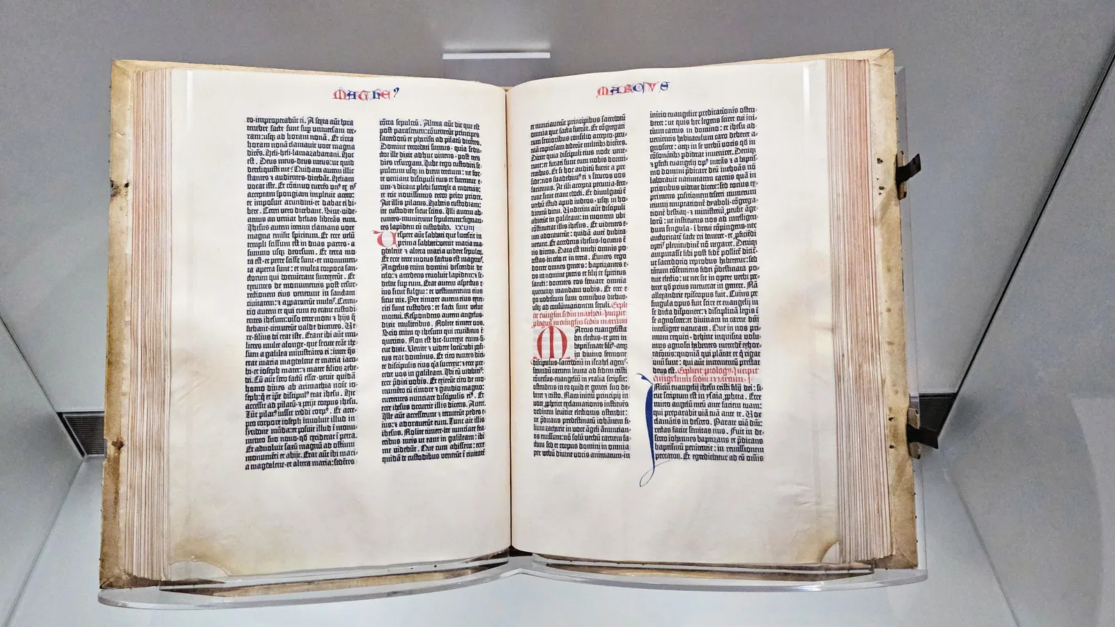 Authentic CC0 photograph: Gutenberg Bible on display at the U.S. Library of Congress Gutenberg Bible displayed in the U.S. Library of Congress Great Hall